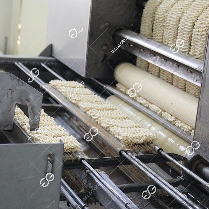 Fried Instant Noodles Cutting